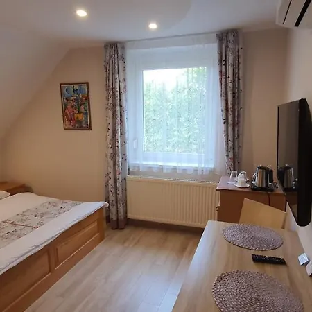 Tuenderlak Vendeghaz * 巴拉顿菲赖德