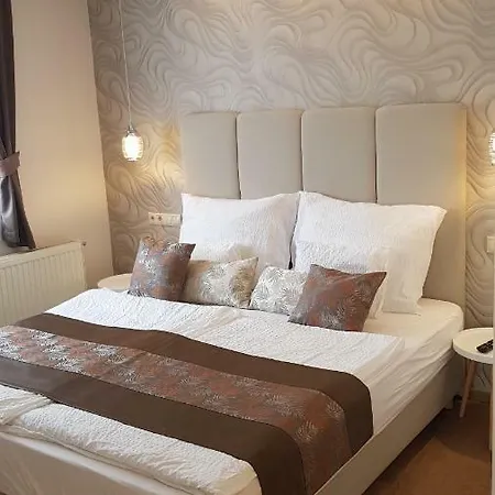 公寓 Tuenderlak Vendeghaz 巴拉顿菲赖德