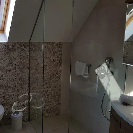 Tuenderlak Vendeghaz * 巴拉顿菲赖德